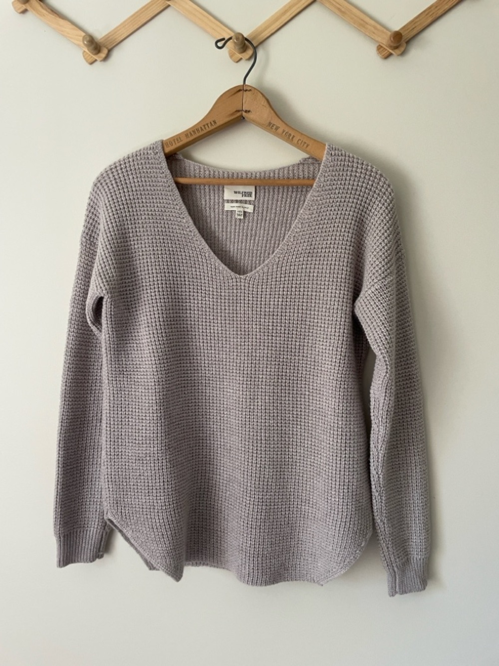 Wilfred Free Pale Gray / beige V-Neck Waffle Knit Sweater, 100% merino wool